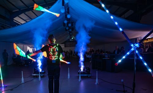 LED Show mit leuchtenden Stäben
