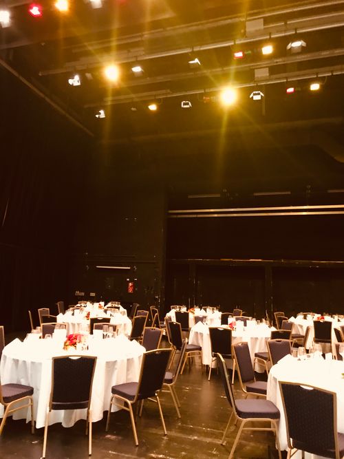 Eingedeckte Gala Tische für Abendveranstaltung