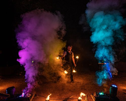 Feuershow mit zwei brennenden Stäben