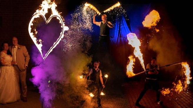 Hochzeitsfeuershow mit brenndem Herz und Feuer Jonglage
