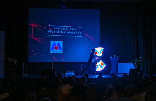 LED Show mit Videoprojektionen und Pixel Poi