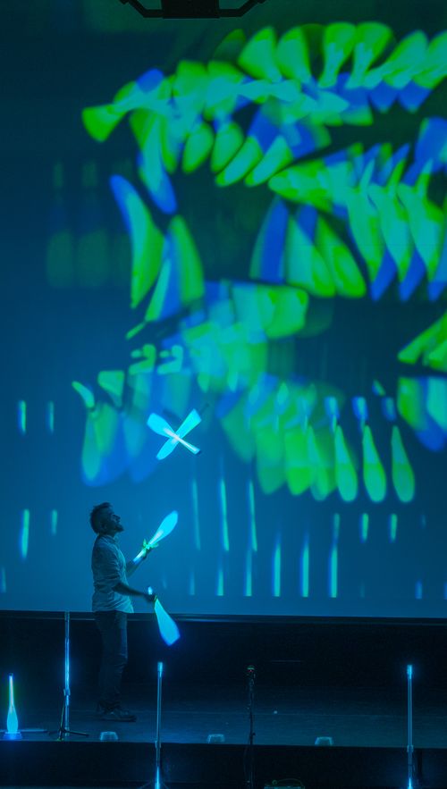LED Keulen Jonglage mit Video Projektion