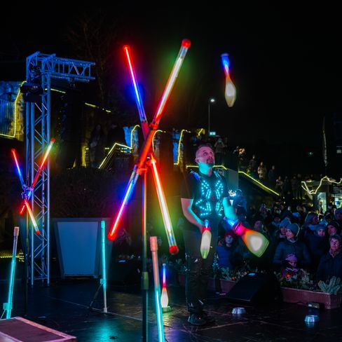 LED Jonglage mit leuchtenden Keulen